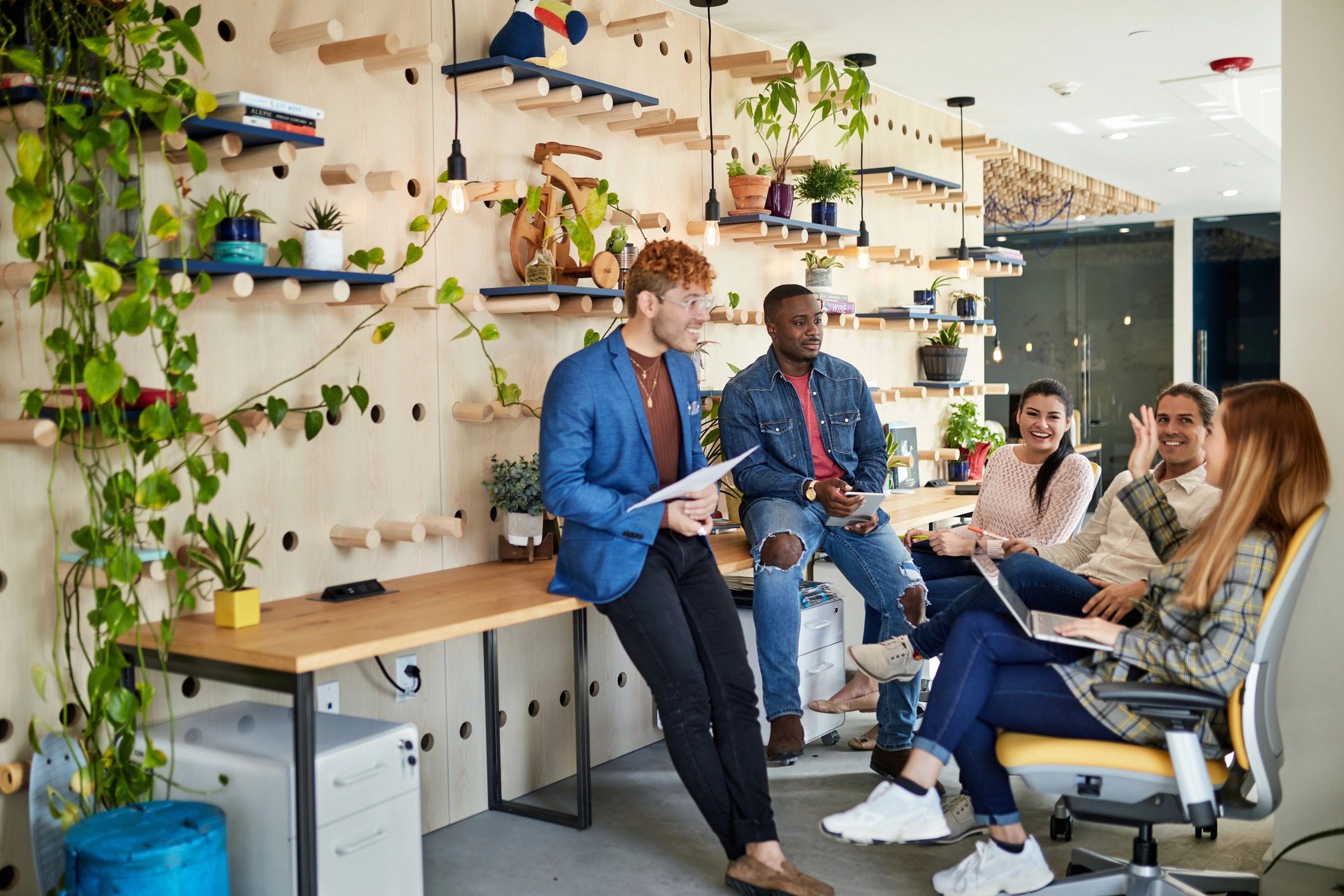Líder de estrategia digital en reunión colaborativa