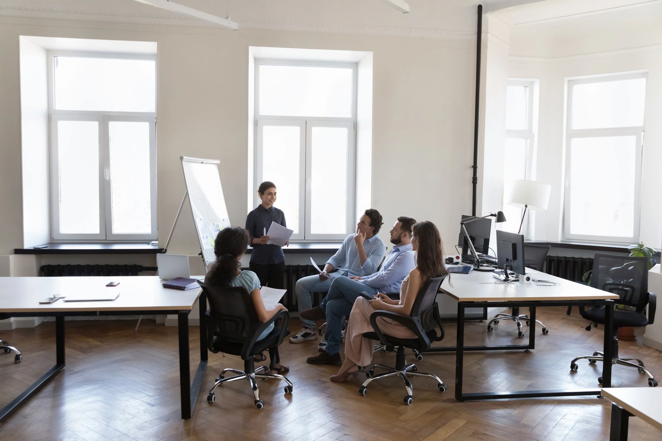 Equipo revisando resultados y métricas